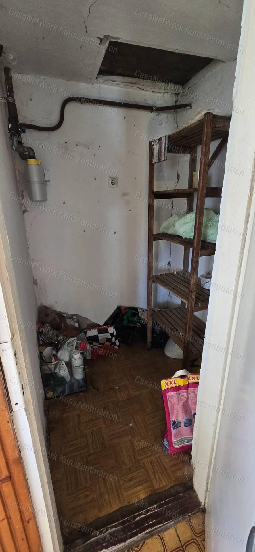 Cibakházán eladó 2 szobás családi ház, virágkertészeti fóliasátrakkal