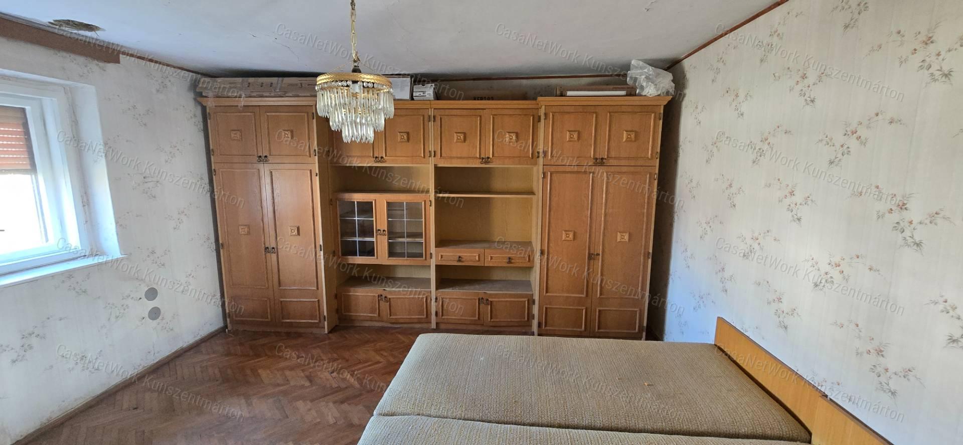 Cibakházán eladó 2 szobás családi ház, virágkertészeti fóliasátrakkal