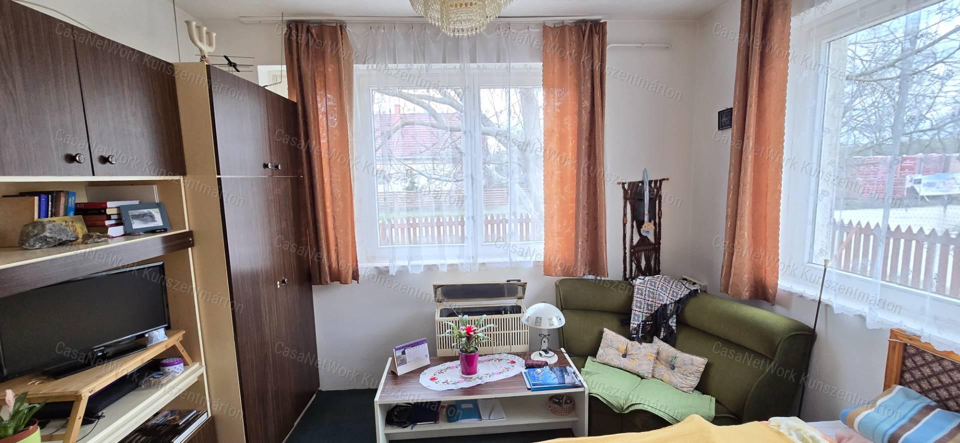 Cserkeszőlőn eladó 5 szobás, nappalis családi ház nagy terasszal