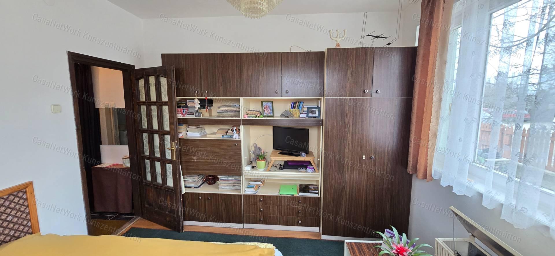 Cserkeszőlőn eladó 5 szobás, nappalis családi ház nagy terasszal