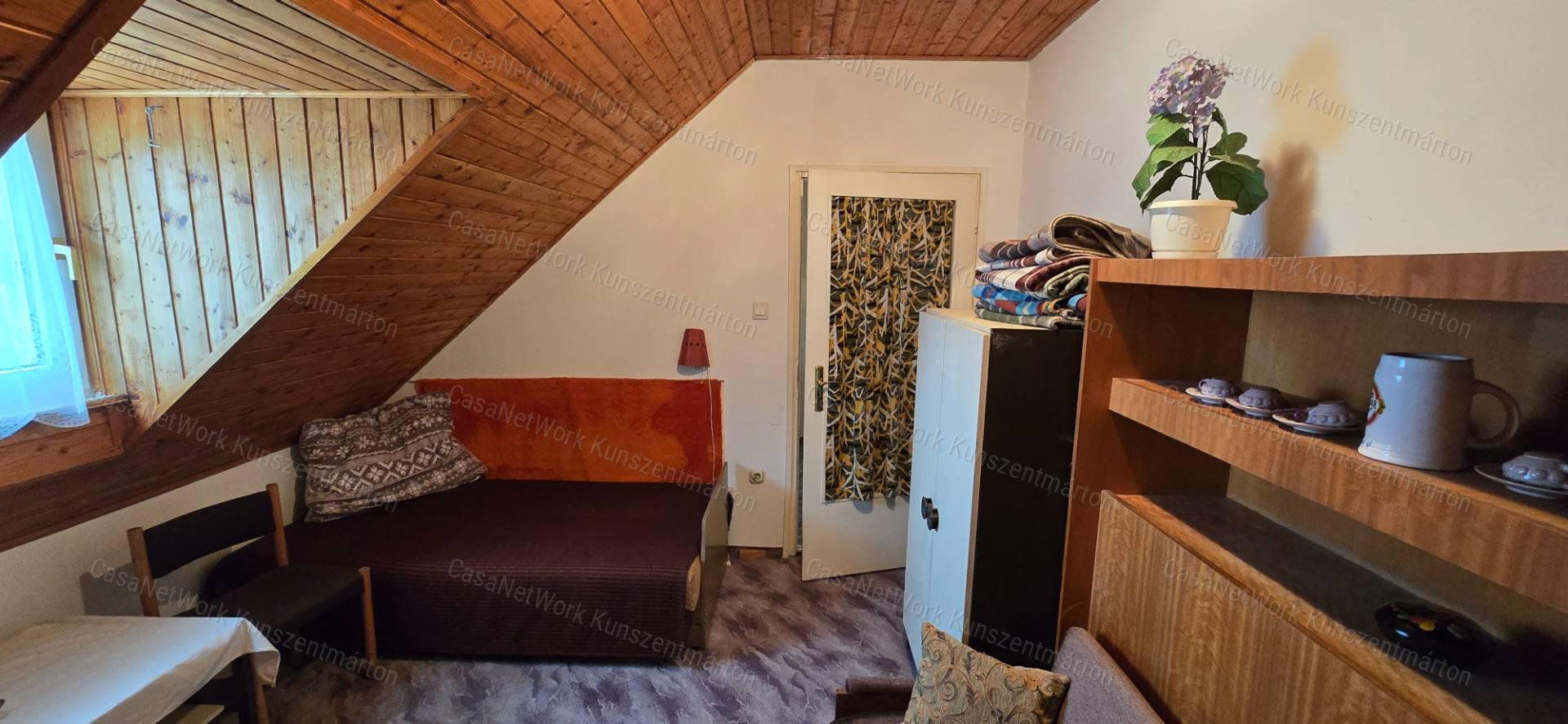 Cserkeszőlőn eladó 5 szobás, nappalis családi ház nagy terasszal