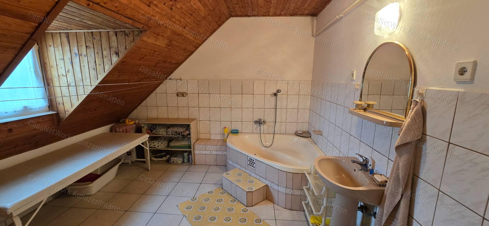 Cserkeszőlőn eladó 5 szobás, nappalis családi ház nagy terasszal