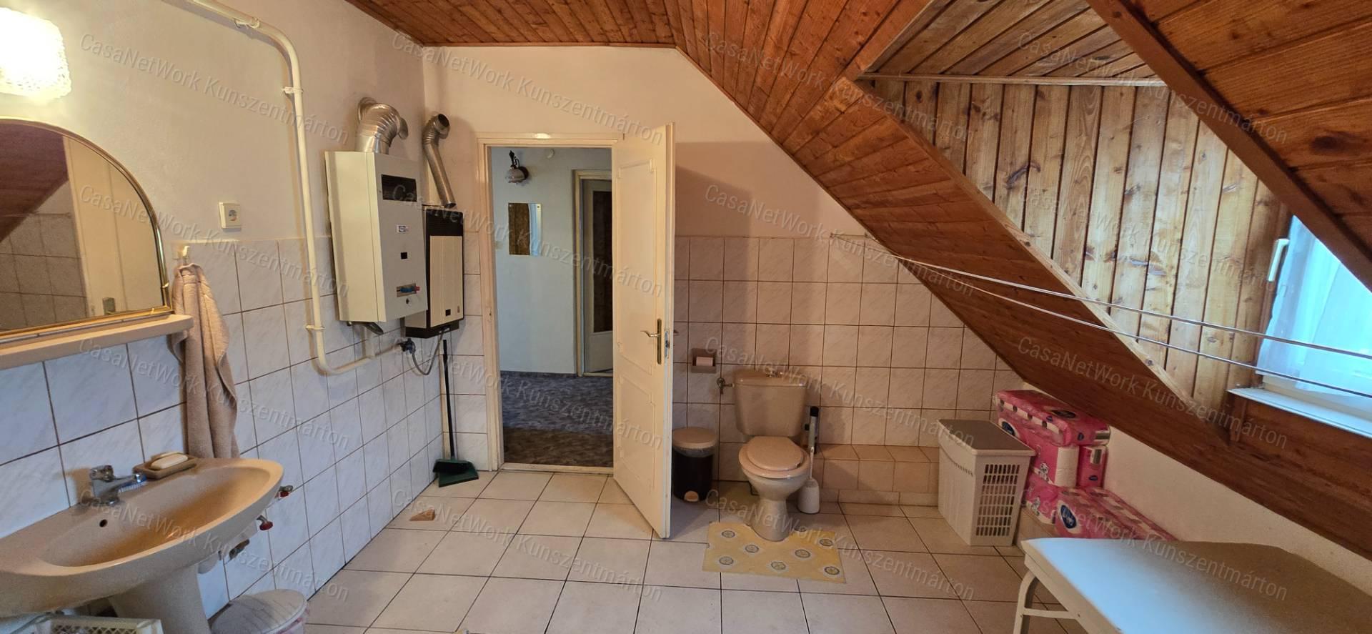 Cserkeszőlőn eladó 5 szobás, nappalis családi ház nagy terasszal