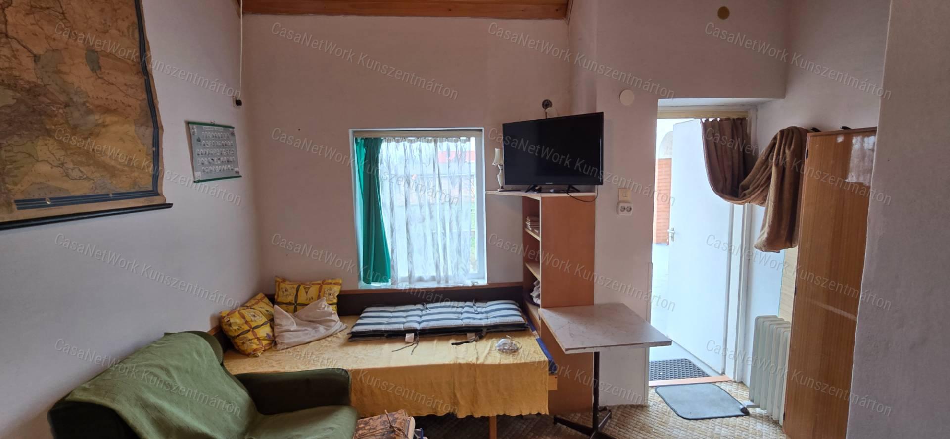 Cserkeszőlőn eladó 5 szobás, nappalis családi ház nagy terasszal