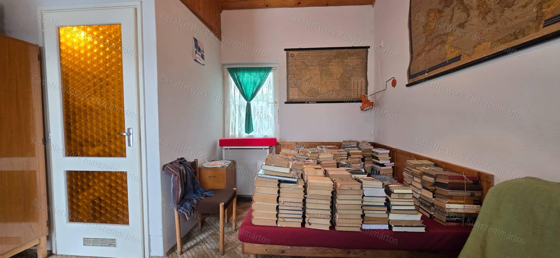 Cserkeszőlőn eladó 5 szobás, nappalis családi ház nagy terasszal