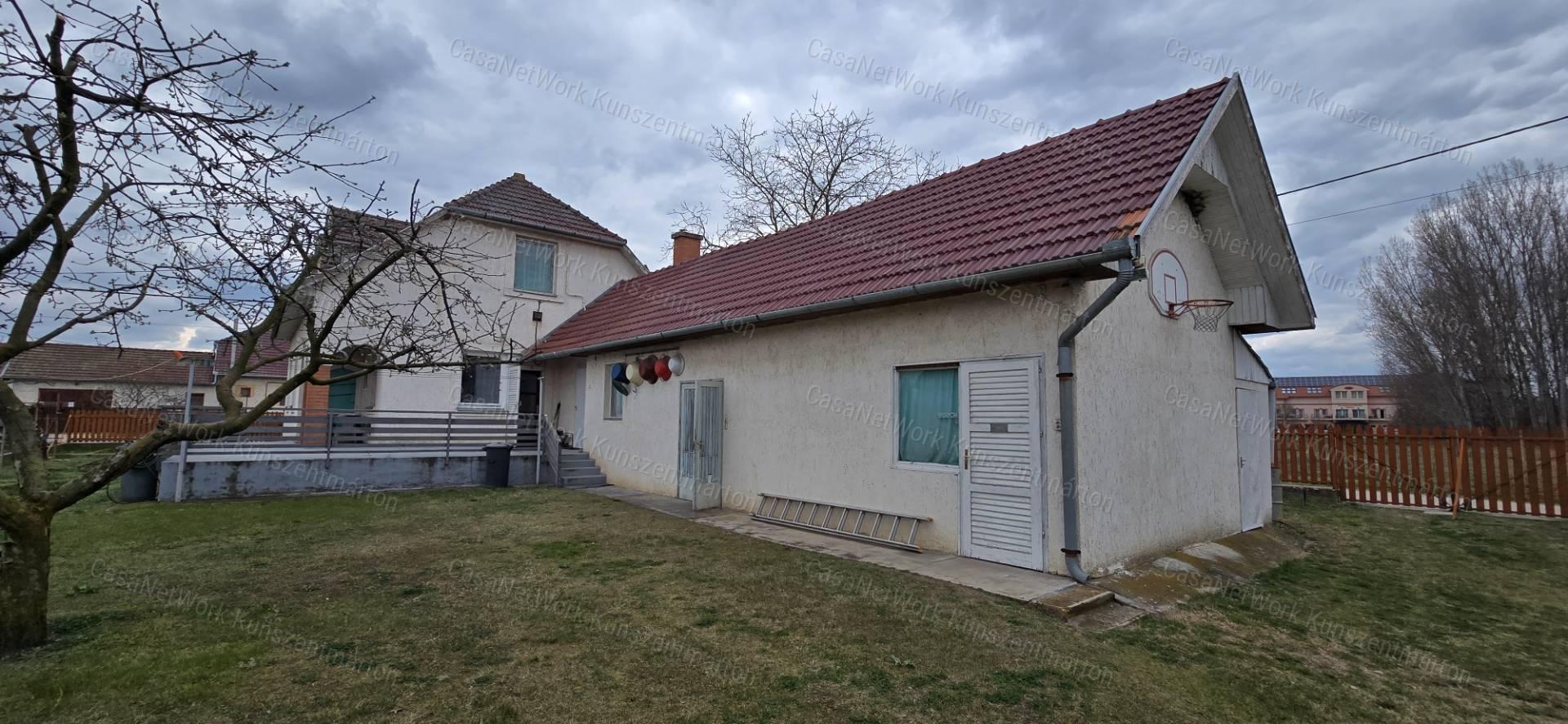 Cserkeszőlőn eladó 5 szobás, nappalis családi ház nagy terasszal