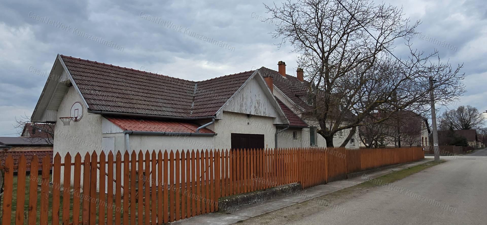 Cserkeszőlőn eladó 5 szobás, nappalis családi ház nagy terasszal