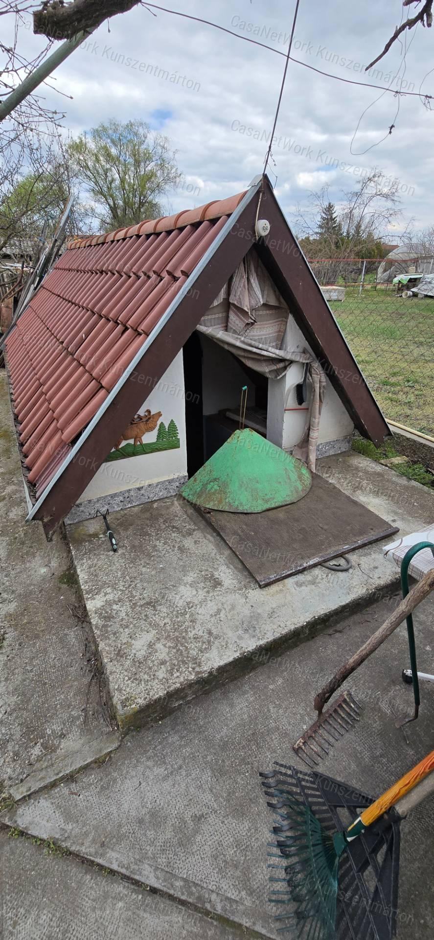 Cserkeszőlőn eladó 5 szobás, nappalis családi ház nagy terasszal