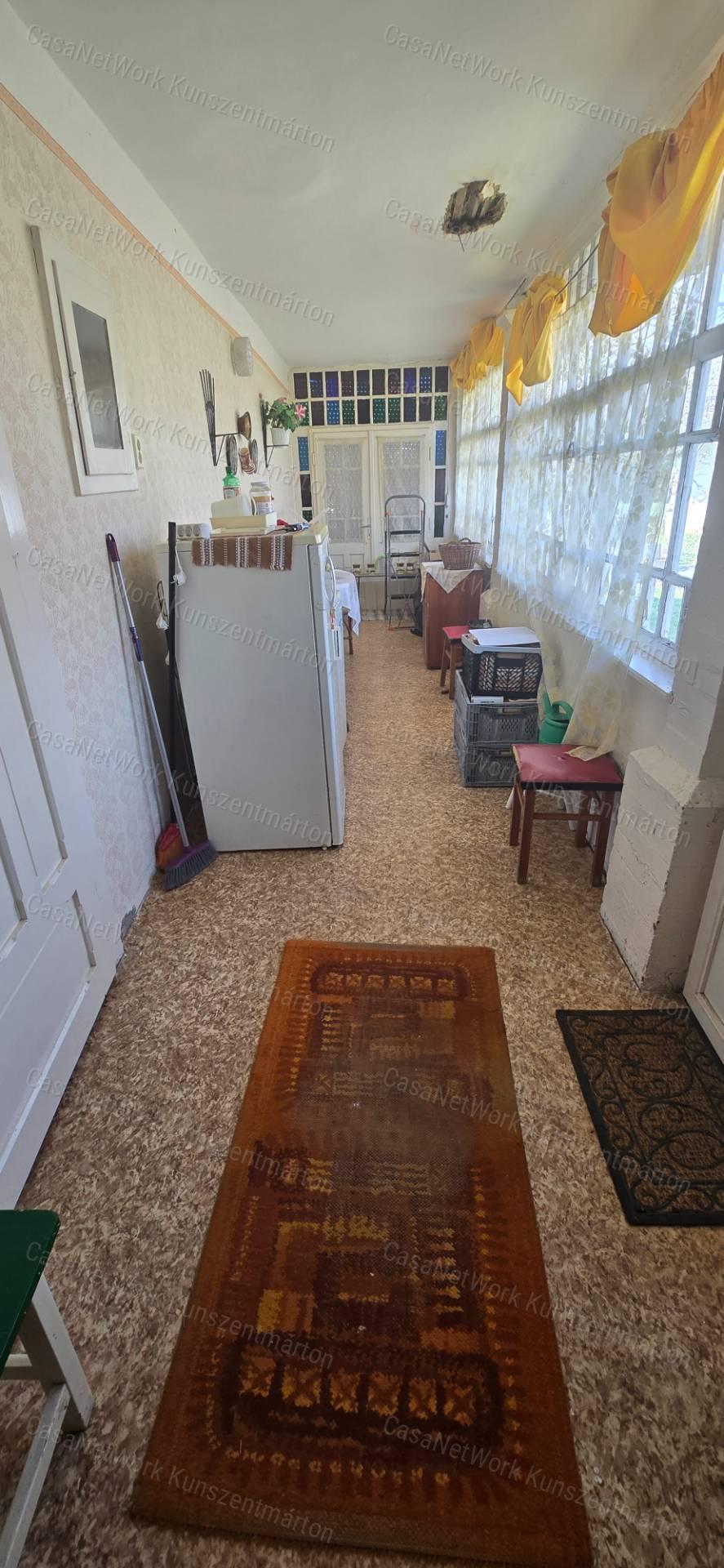Tiszakürtön eladó, 2 szobás családi ház üzlethelyiséggel