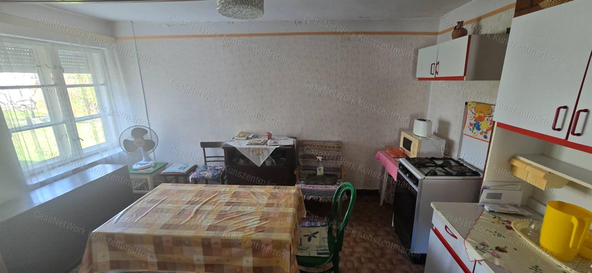 Tiszakürtön eladó, 2 szobás családi ház üzlethelyiséggel
