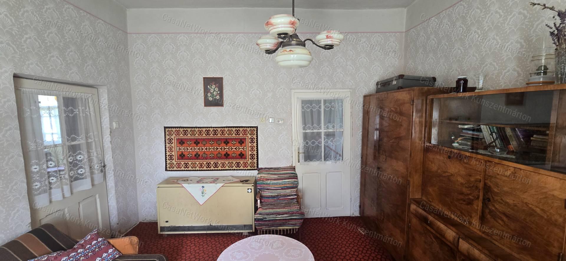 Tiszakürtön eladó, 2 szobás családi ház üzlethelyiséggel