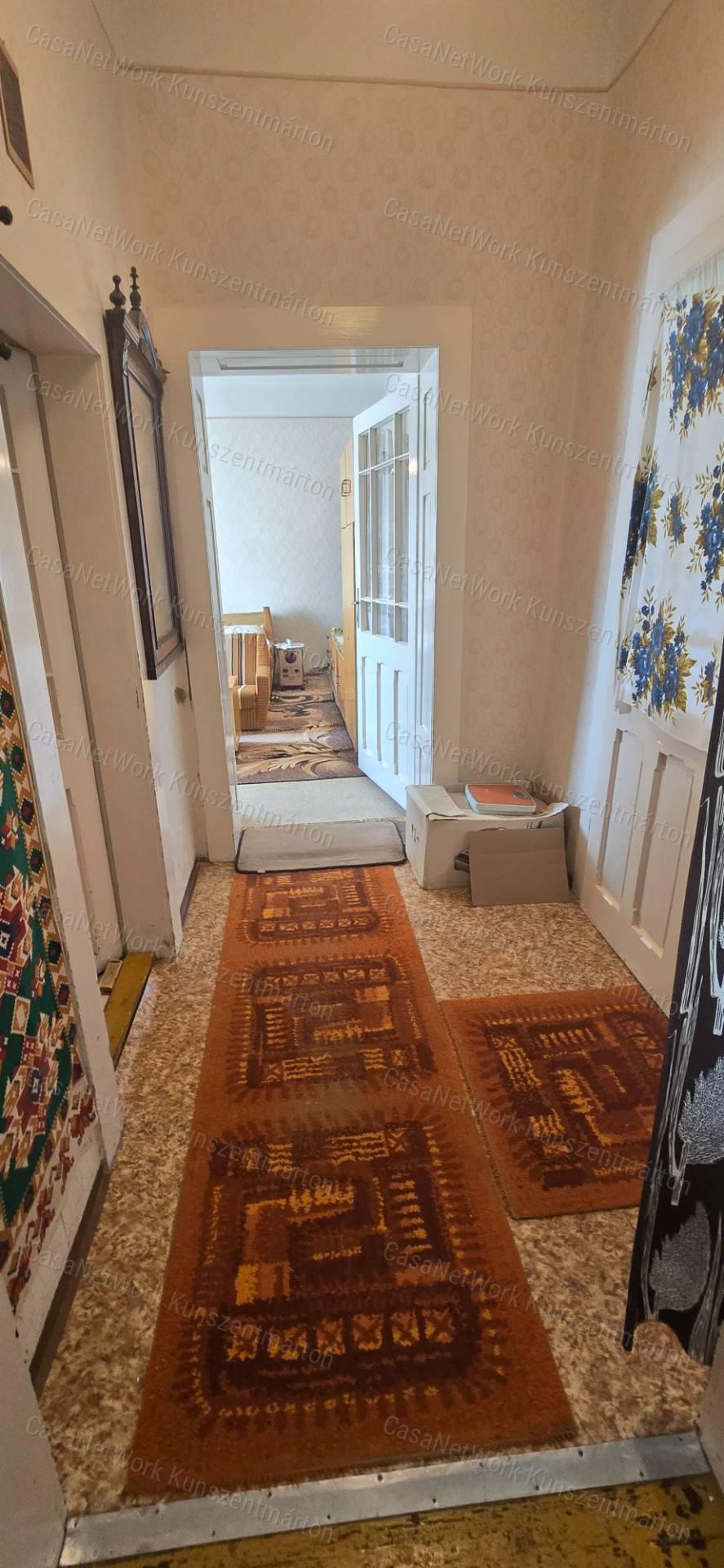 Tiszakürtön eladó, 2 szobás családi ház üzlethelyiséggel