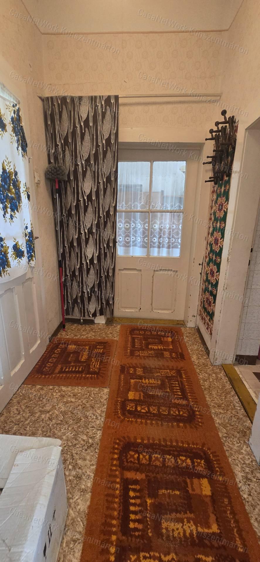 Tiszakürtön eladó, 2 szobás családi ház üzlethelyiséggel