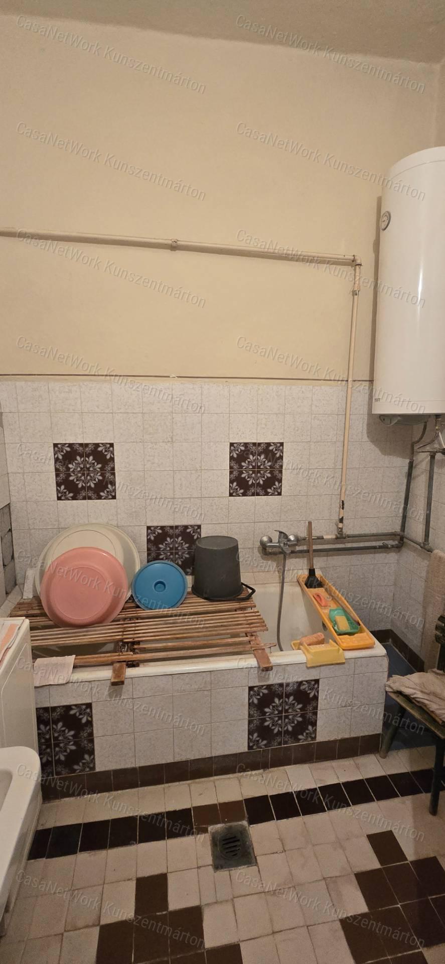 Tiszakürtön eladó, 2 szobás családi ház üzlethelyiséggel