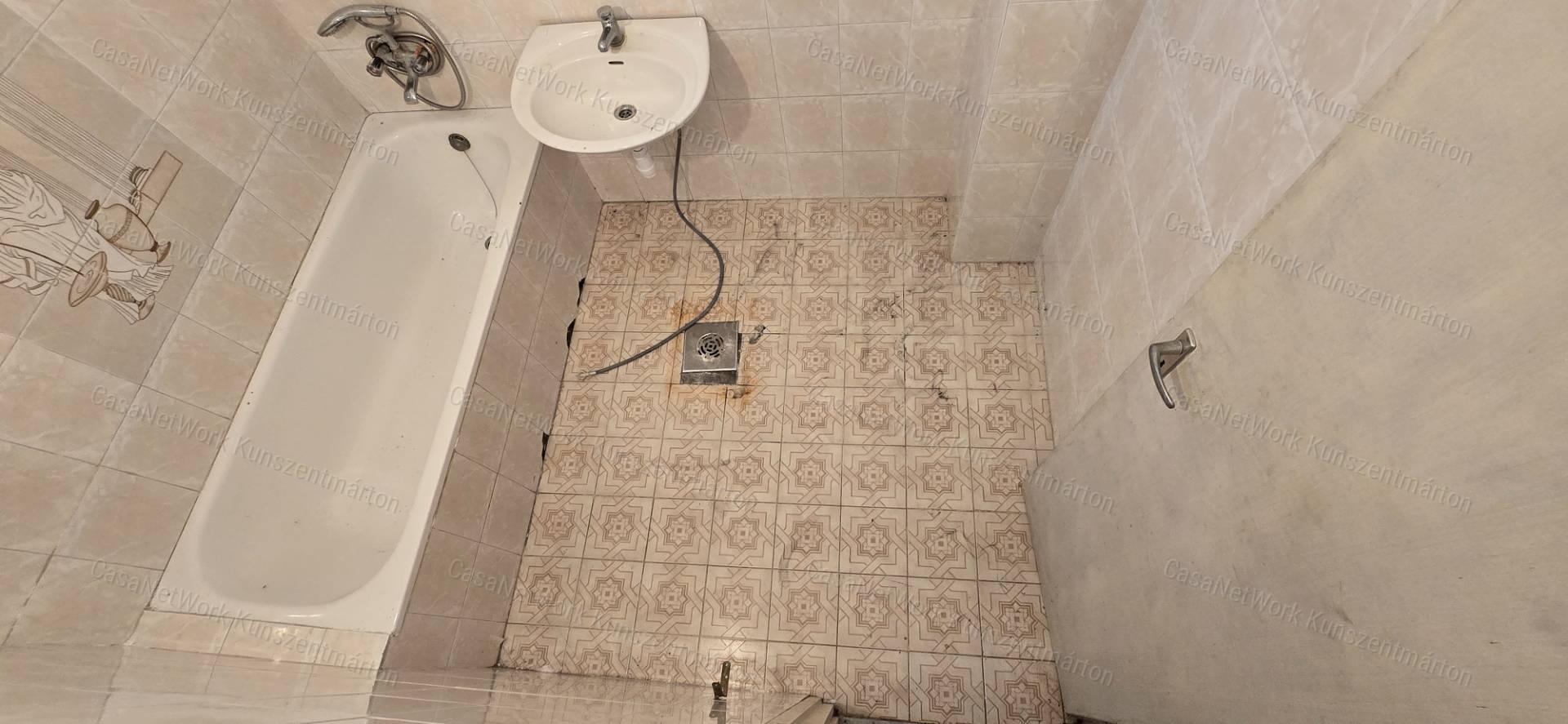 Tiszaföldváron eladó 100m2-es családi ház nagy telekkel
