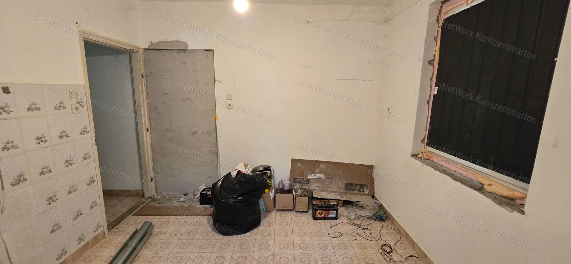 Tiszaföldváron eladó 100m2-es családi ház nagy telekkel