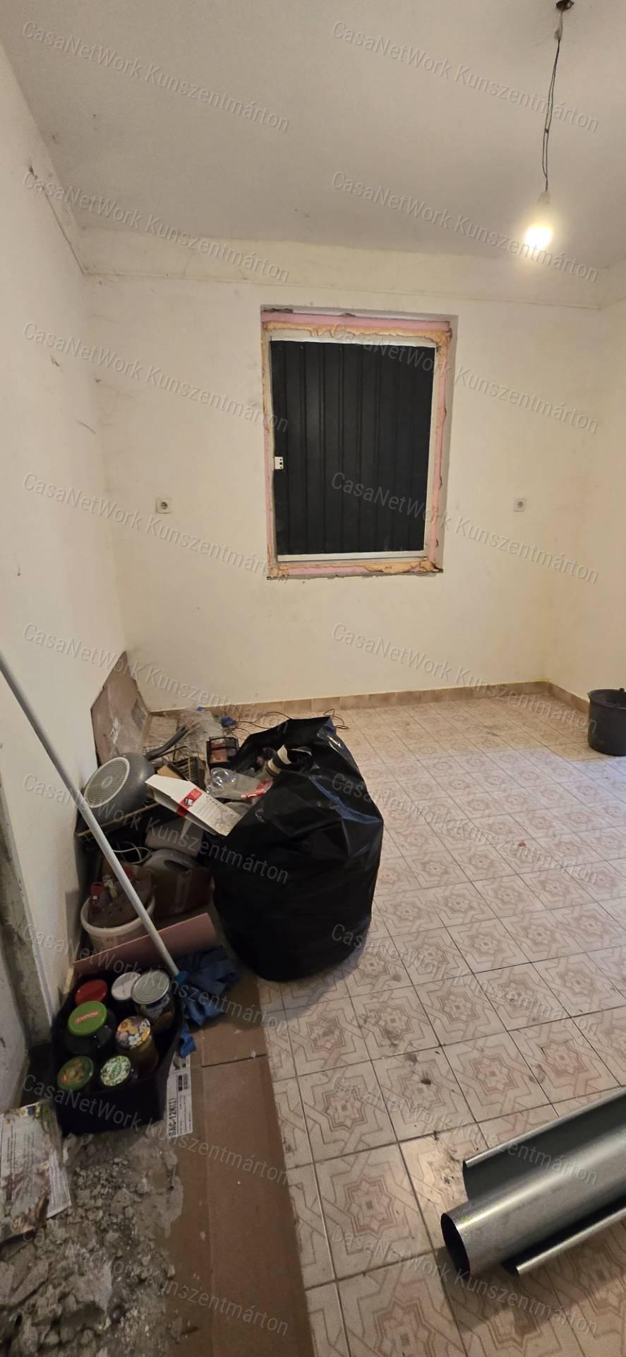 Tiszaföldváron eladó 100m2-es családi ház nagy telekkel