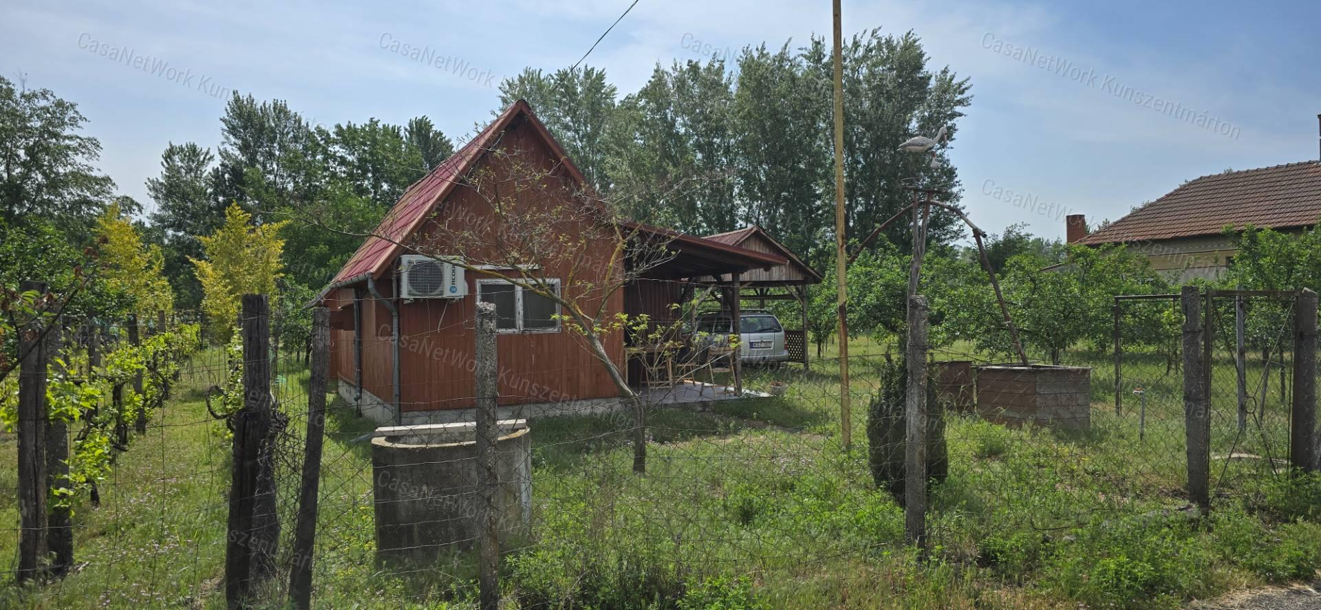 Cserkeszőlőn eladó kétszobás nyaraló, gyümölcsössel