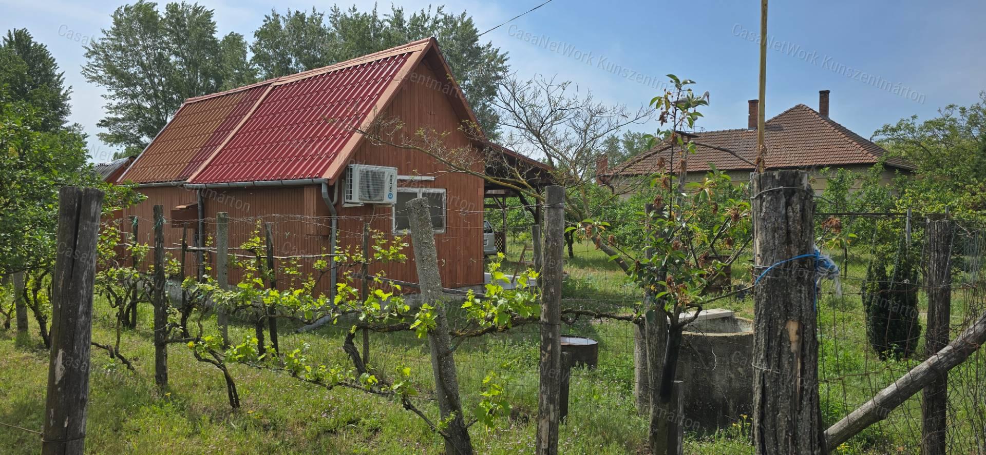 Cserkeszőlőn eladó kétszobás nyaraló, gyümölcsössel