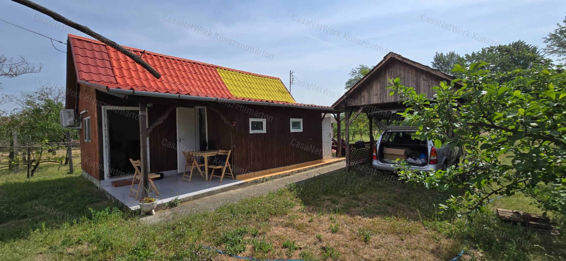 Cserkeszőlőn eladó kétszobás nyaraló, gyümölcsössel