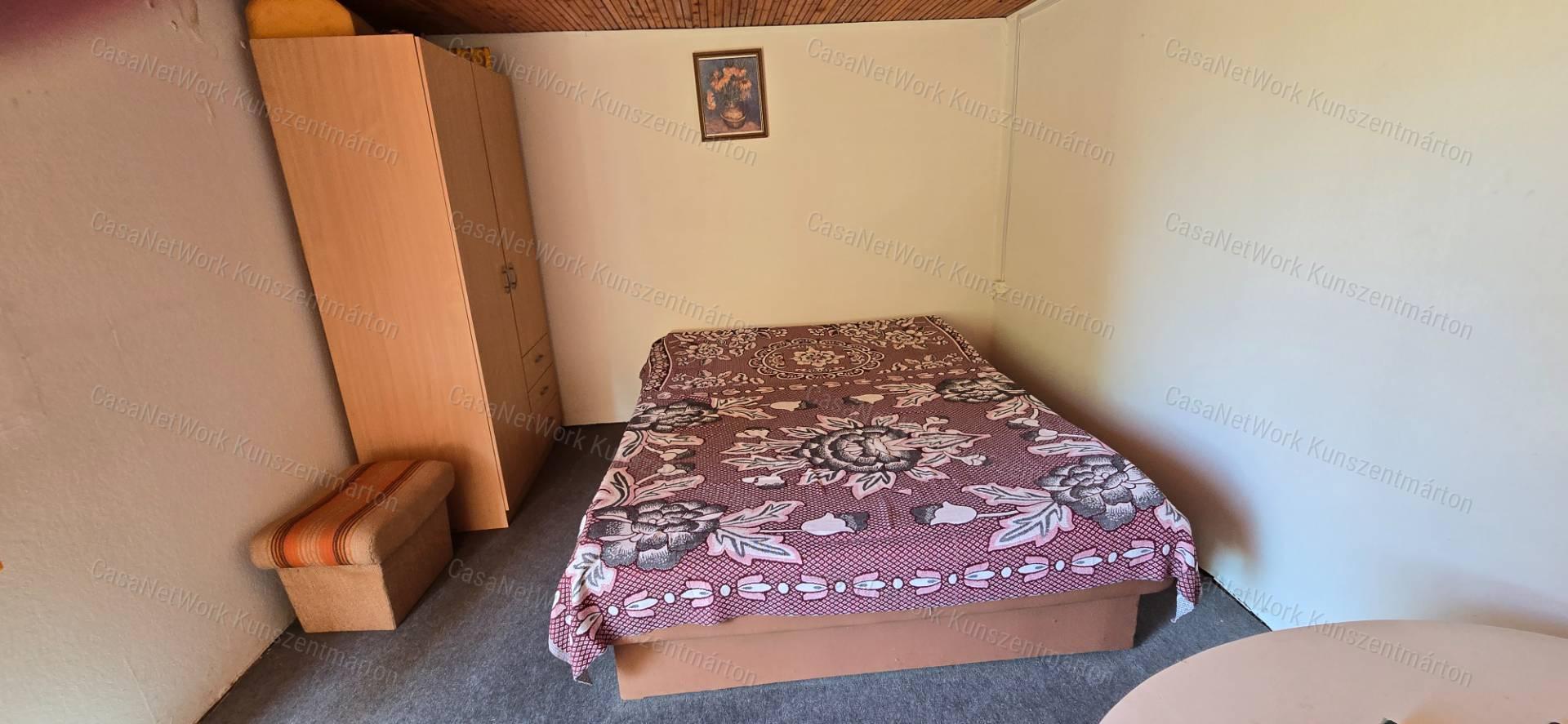 Cserkeszőlőn eladó kétszobás nyaraló, gyümölcsössel
