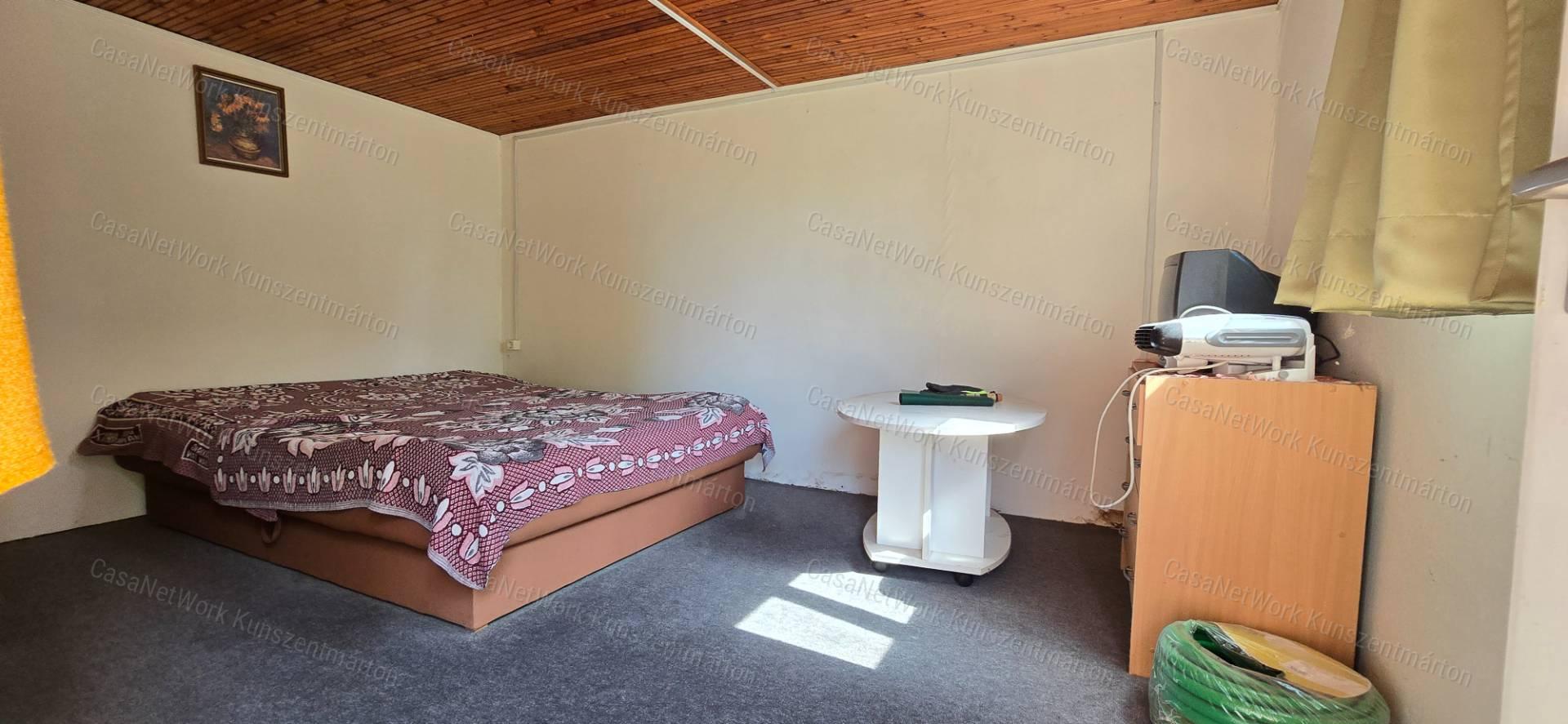 Cserkeszőlőn eladó kétszobás nyaraló, gyümölcsössel