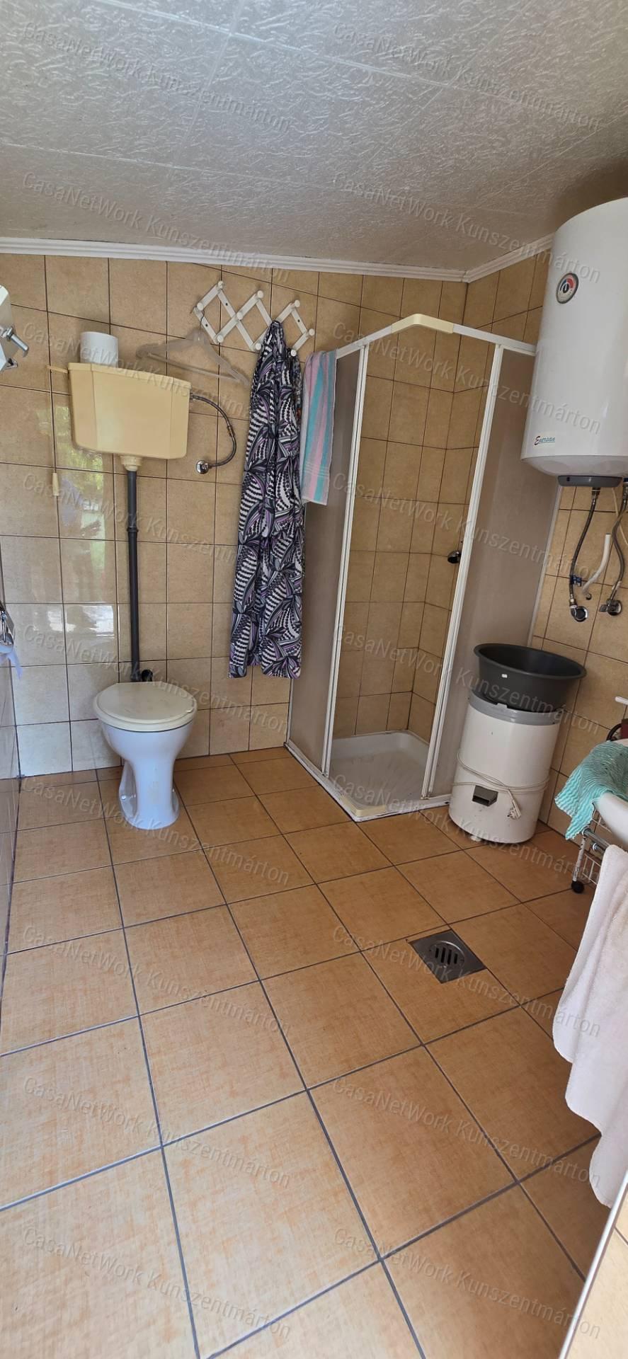 Cserkeszőlőn eladó kétszobás nyaraló, gyümölcsössel