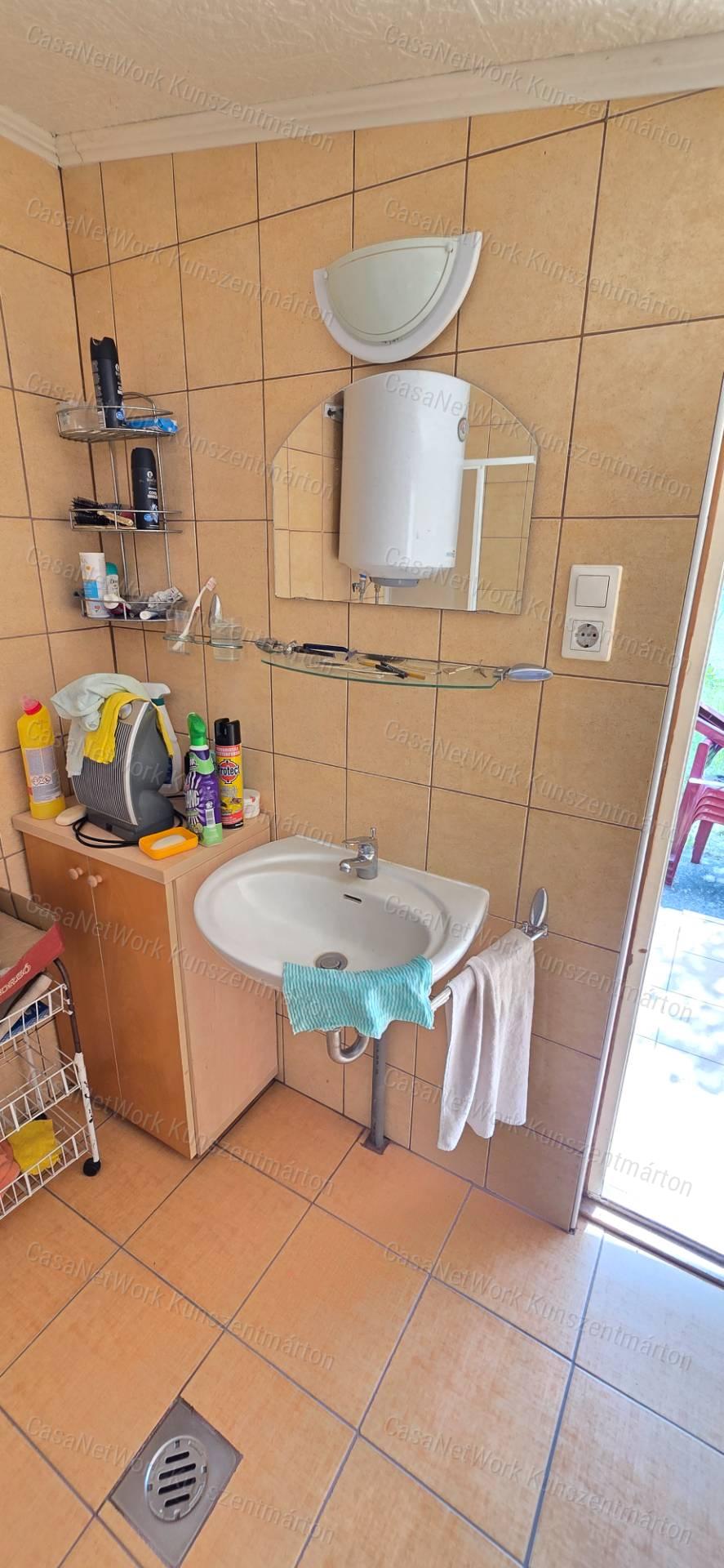 Cserkeszőlőn eladó kétszobás nyaraló, gyümölcsössel