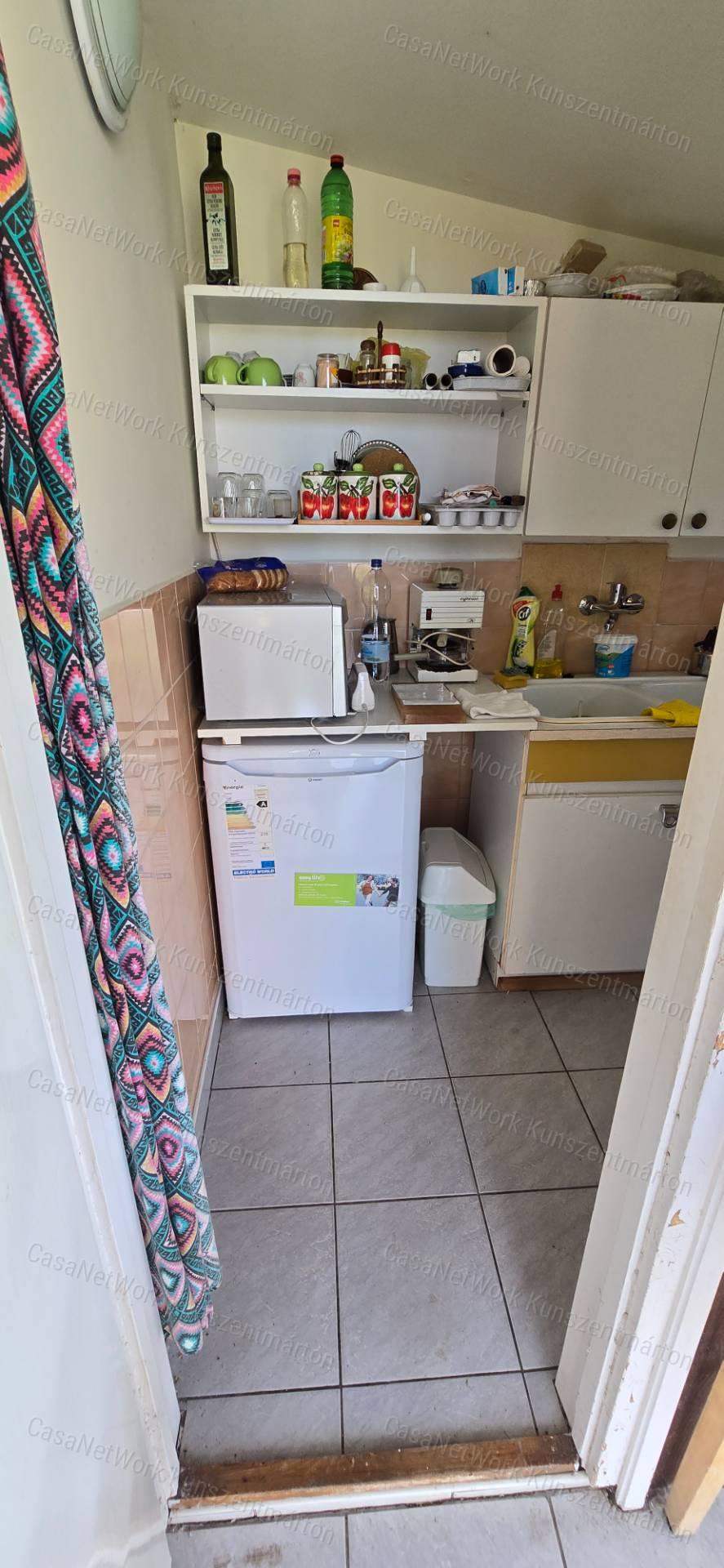 Cserkeszőlőn eladó kétszobás nyaraló, gyümölcsössel