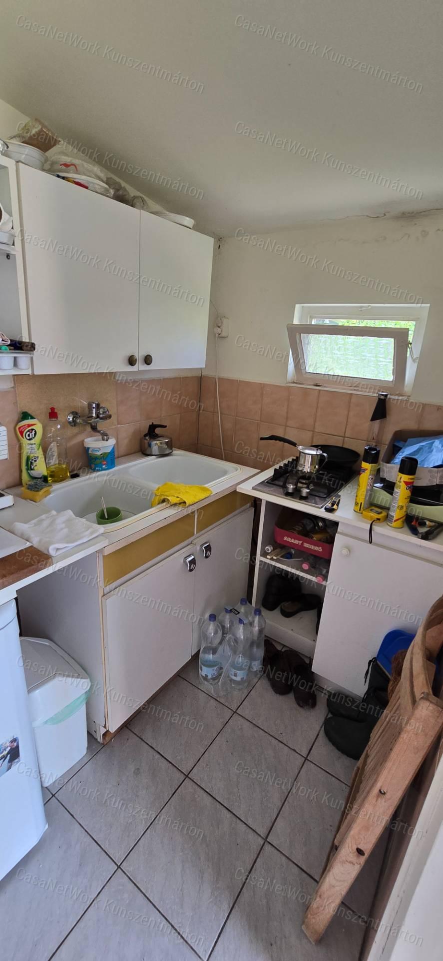 Cserkeszőlőn eladó kétszobás nyaraló, gyümölcsössel