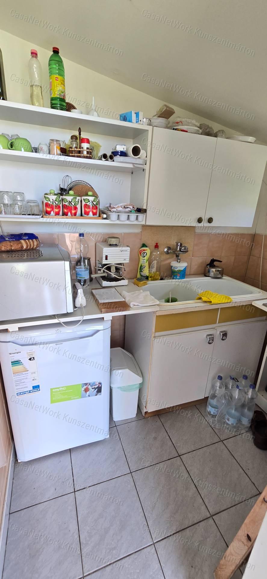 Cserkeszőlőn eladó kétszobás nyaraló, gyümölcsössel