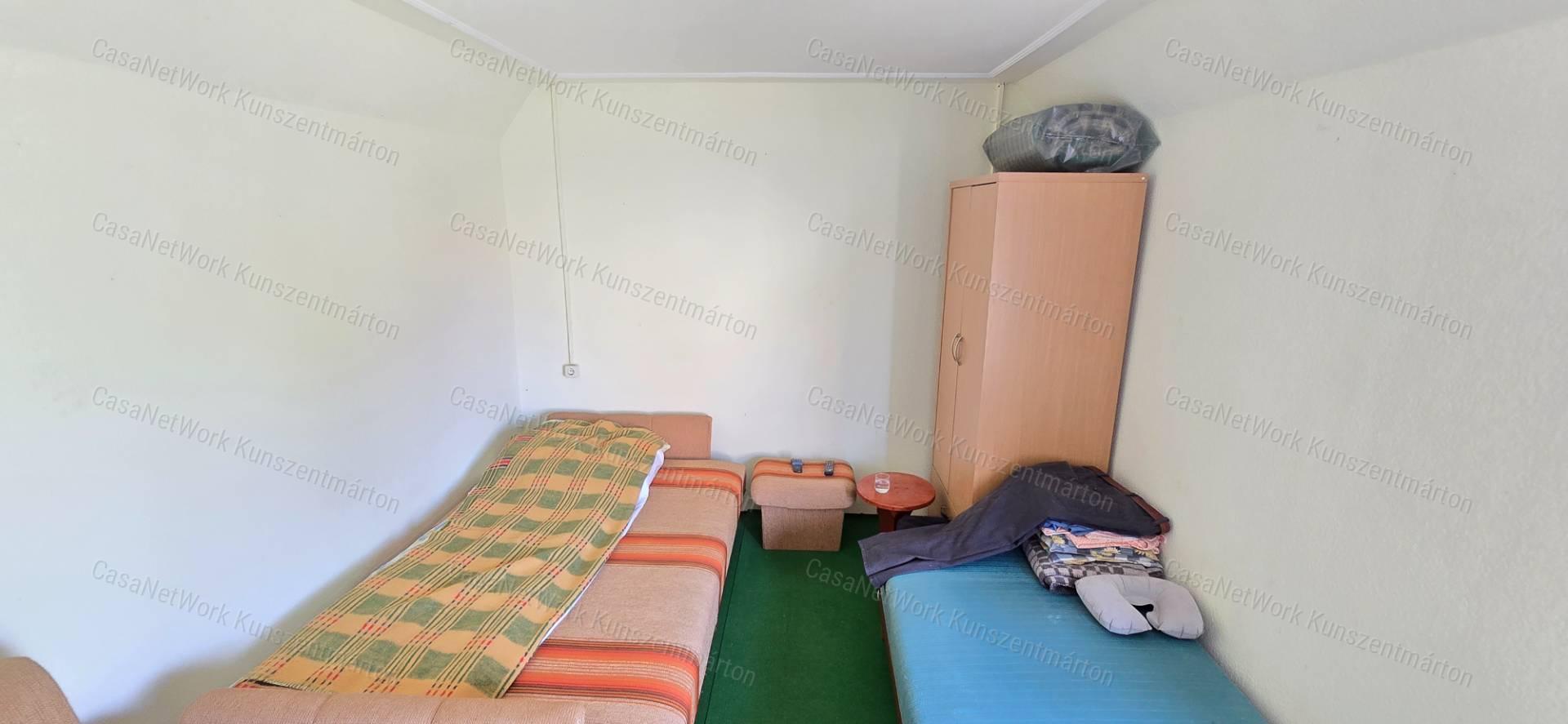 Cserkeszőlőn eladó kétszobás nyaraló, gyümölcsössel