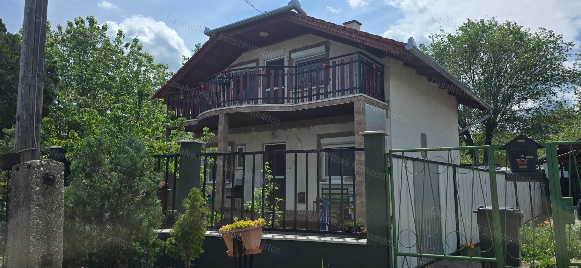 Cserkeszőlőn eladó üdülőövezeti, kétszintes nyaraló