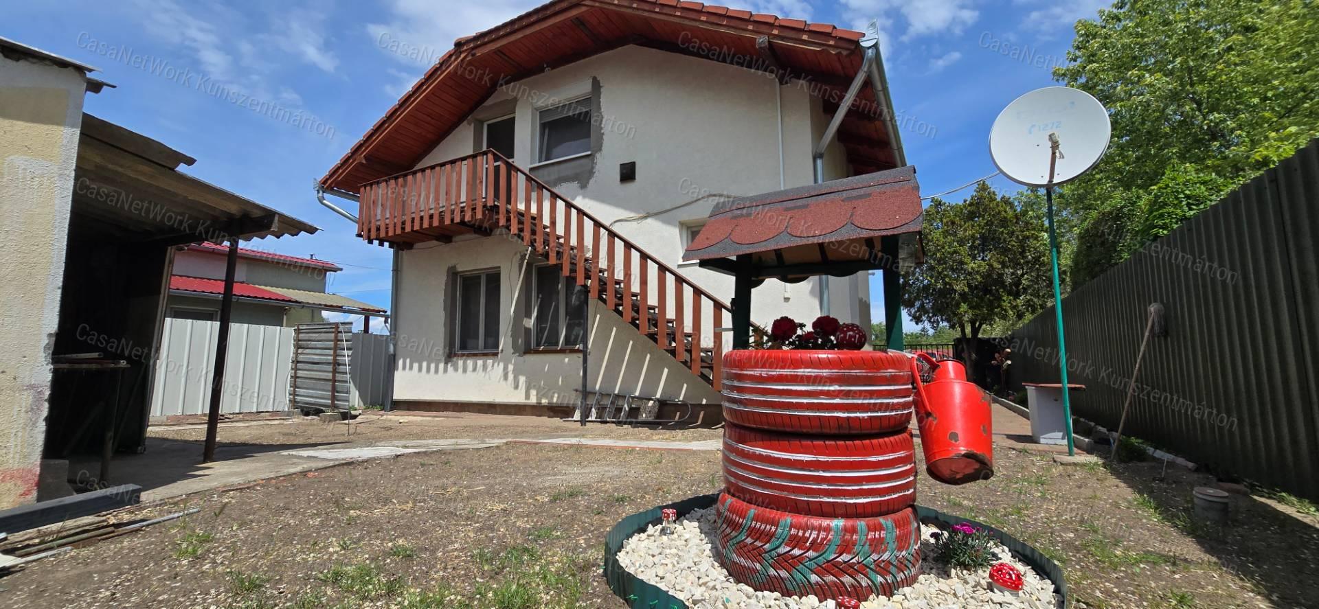 Cserkeszőlőn eladó üdülőövezeti, kétszintes nyaraló