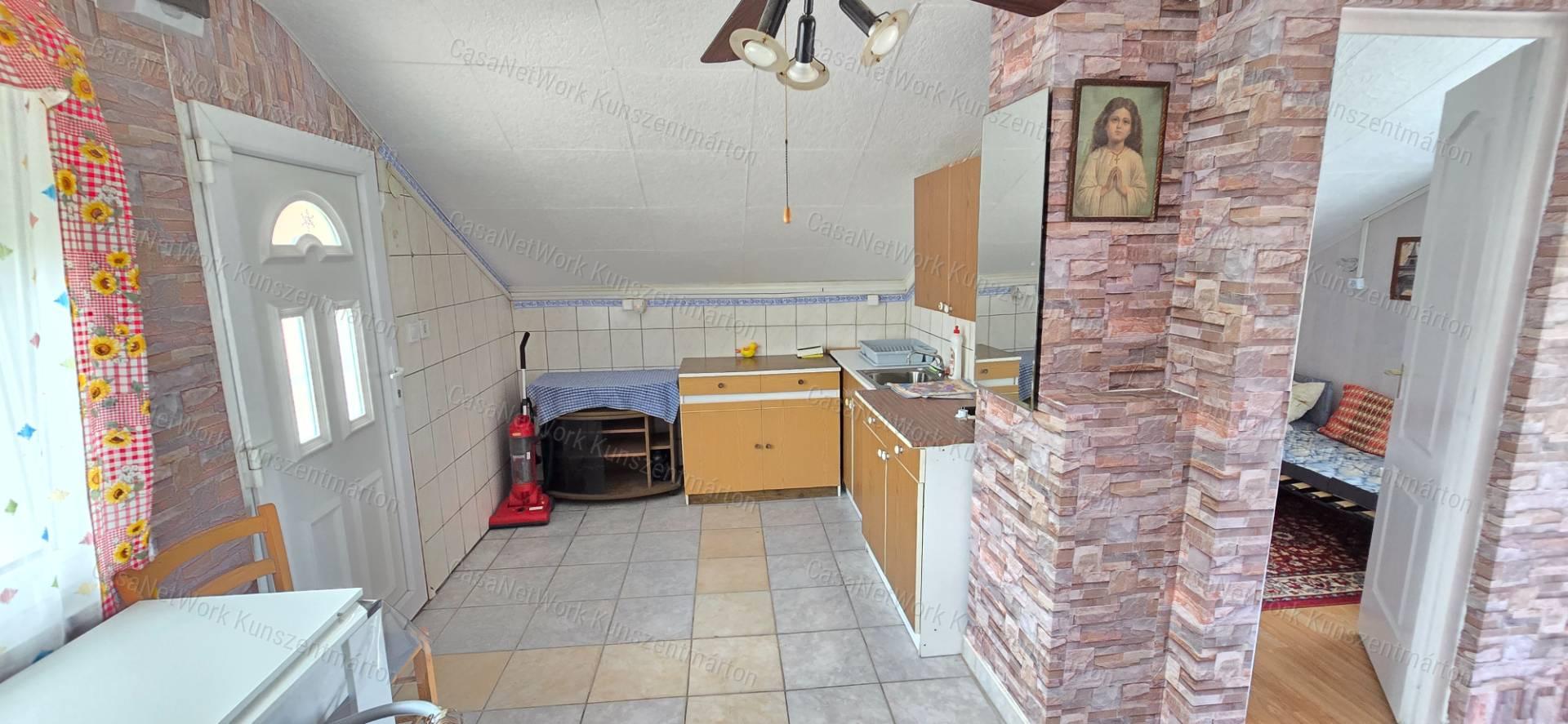 Cserkeszőlőn eladó üdülőövezeti, kétszintes nyaraló