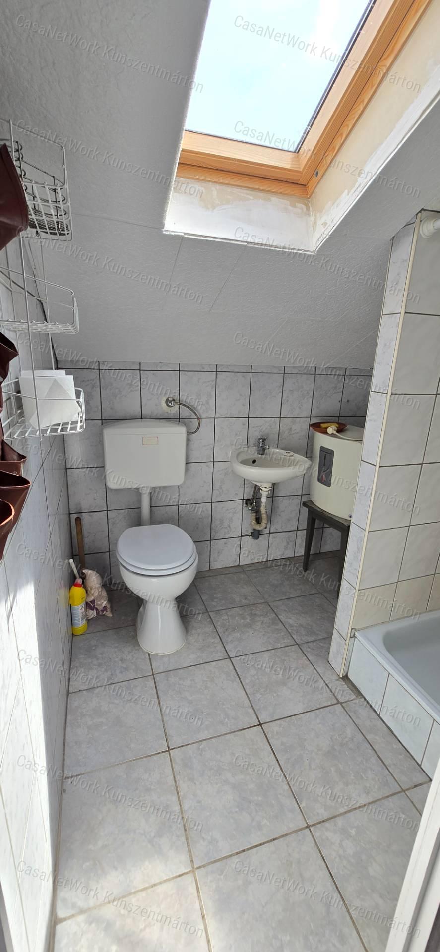 Cserkeszőlőn eladó üdülőövezeti, kétszintes nyaraló