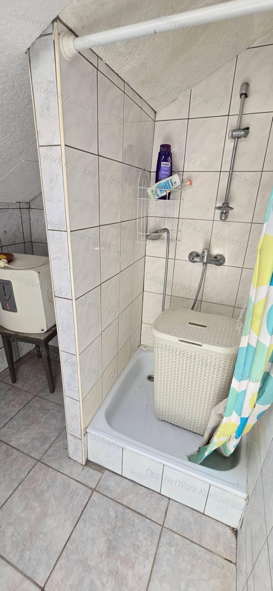 Cserkeszőlőn eladó üdülőövezeti, kétszintes nyaraló
