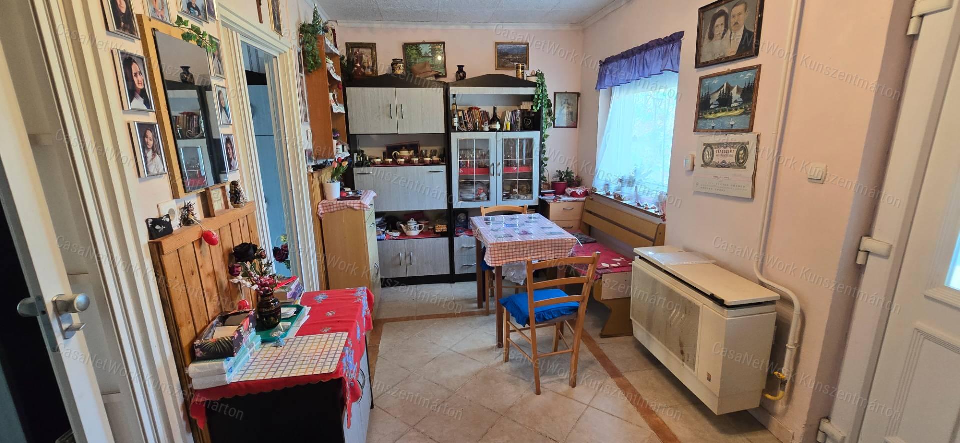 Cserkeszőlőn eladó üdülőövezeti, kétszintes nyaraló