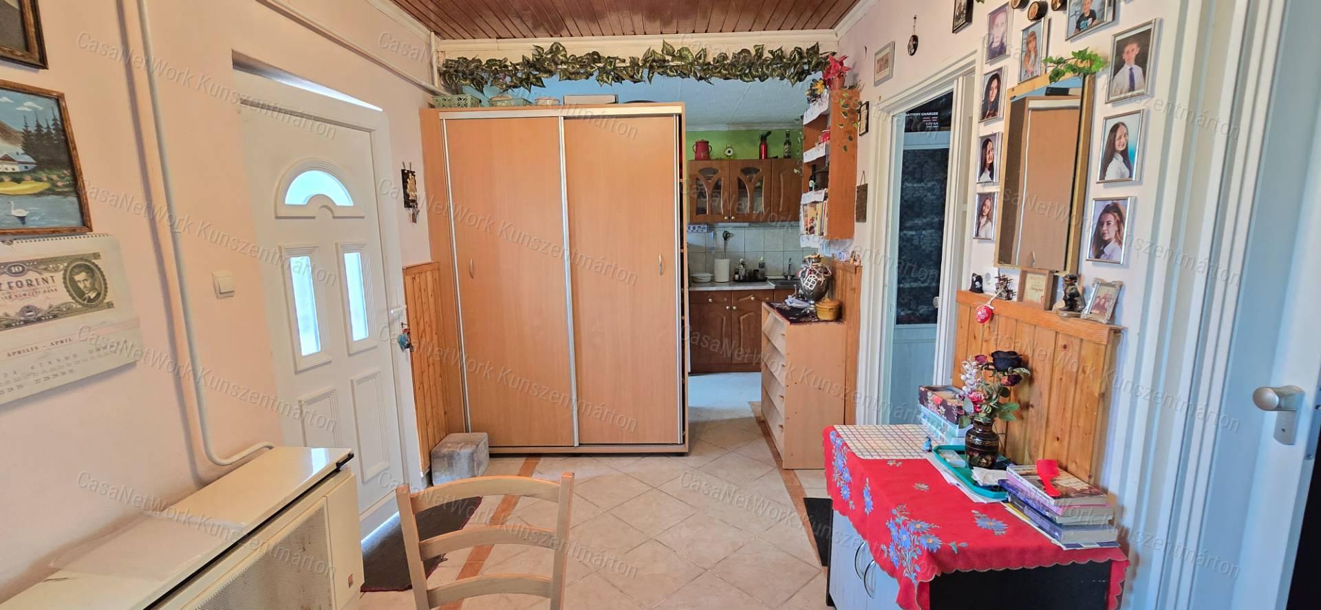 Cserkeszőlőn eladó üdülőövezeti, kétszintes nyaraló