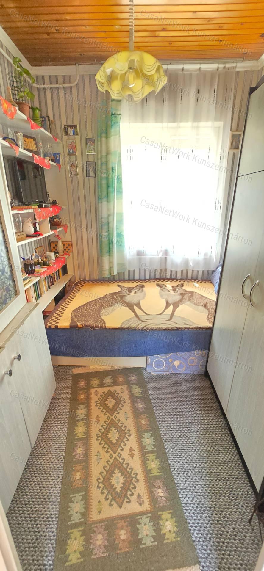 Cserkeszőlőn eladó üdülőövezeti, kétszintes nyaraló