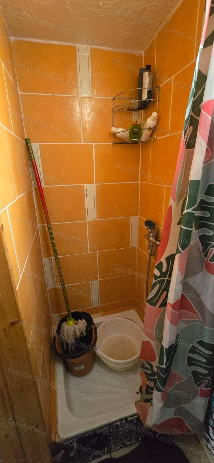 Cserkeszőlőn eladó üdülőövezeti, kétszintes nyaraló
