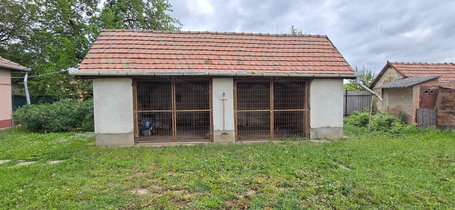 Tiszaföldváron eladó azonnal költözhető családi ház