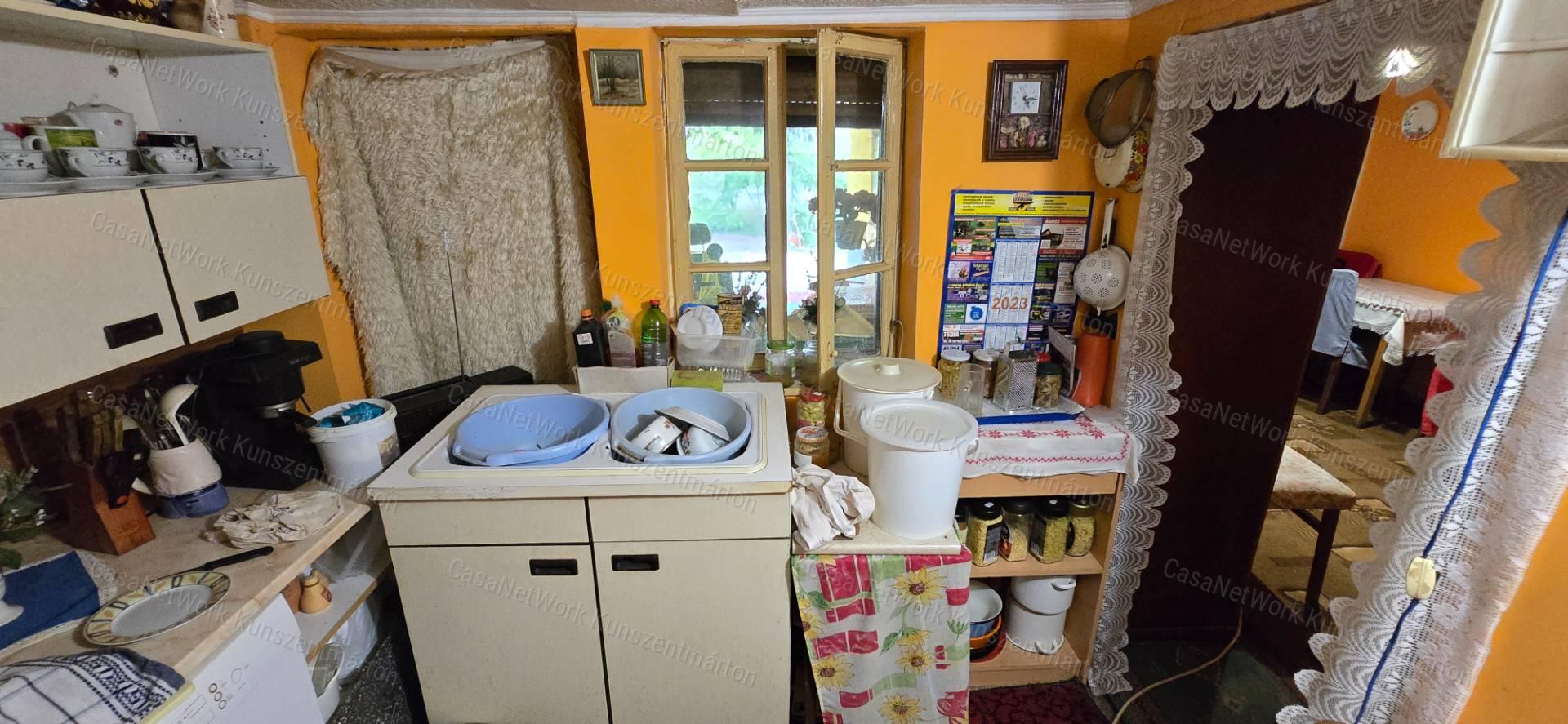 Kunszentmártonban eladó összkomfortos családi ház