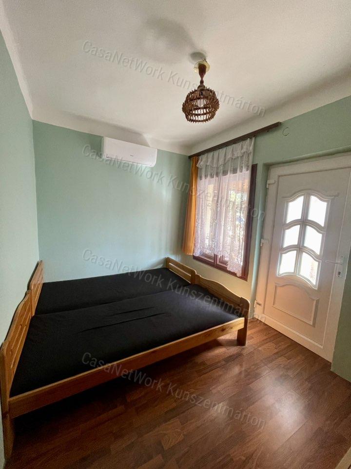 Cserkeszőlőn eladó téglaépítésű, emeletes ikernyaraló egyik fele