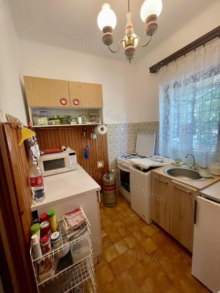 Cserkeszőlőn eladó téglaépítésű, emeletes ikernyaraló egyik fele