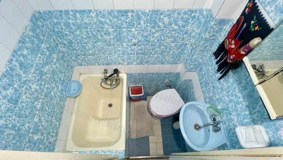 Cserkeszőlőn eladó téglaépítésű, emeletes ikernyaraló egyik fele