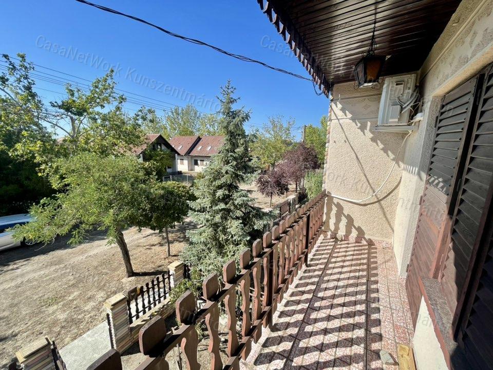 Cserkeszőlőn eladó téglaépítésű, emeletes ikernyaraló egyik fele