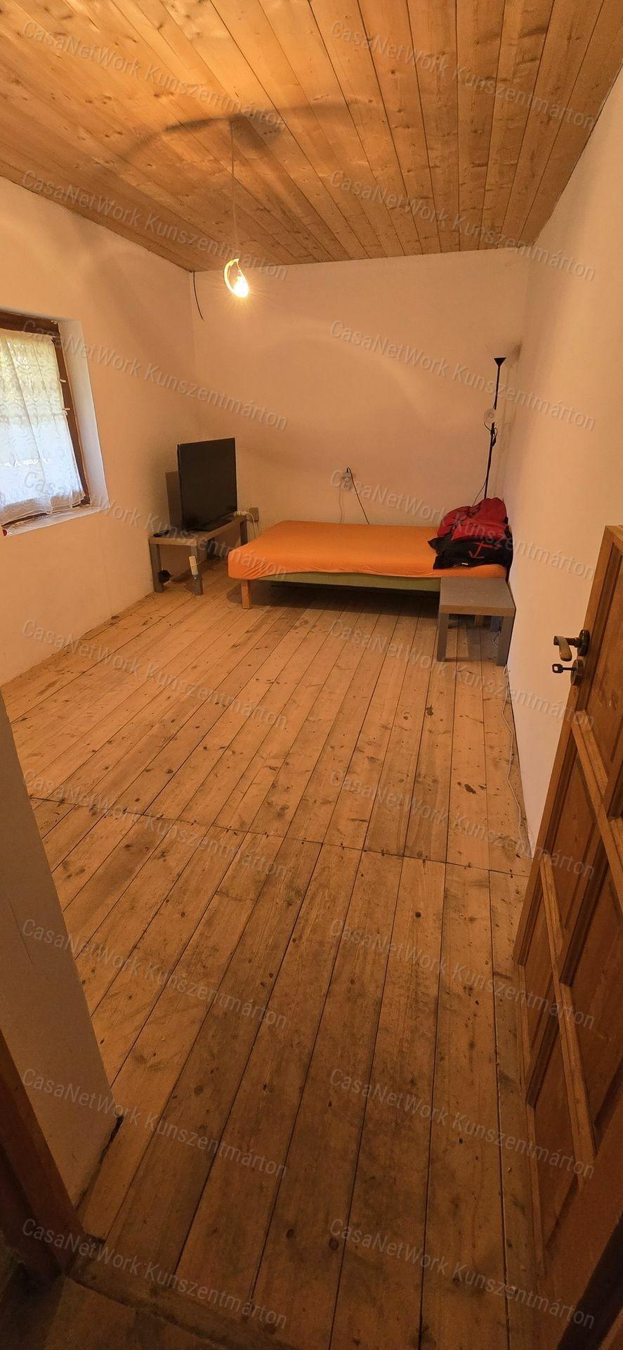 Eladó Tiszakürt központjában felújított családi ház, szép terasszal