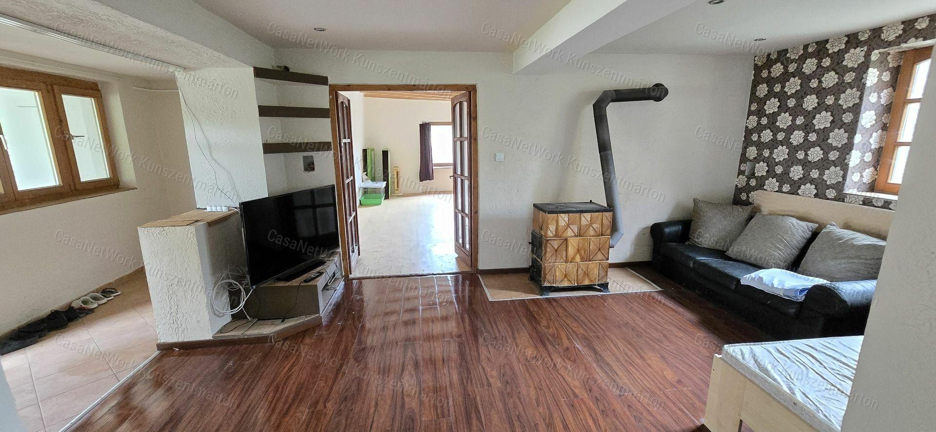 Eladó Tiszakürt központjában felújított családi ház, szép terasszal
