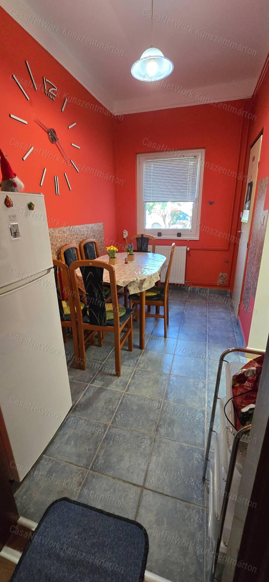 Cserkeszőlőn eladó két lakrésszel rendelkező, felújított családi ház